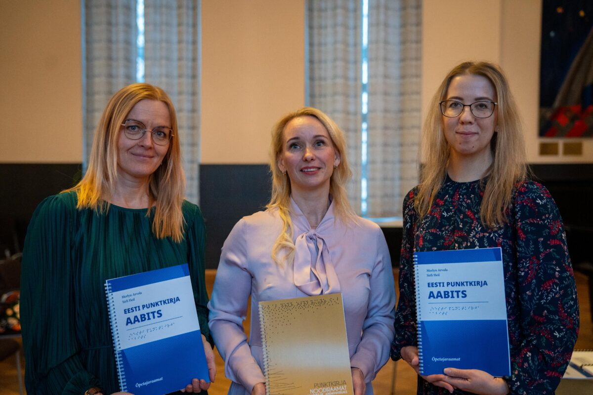 Pimedatel lastel on nüüd oma punktkirjas aabits ja noodiraamat