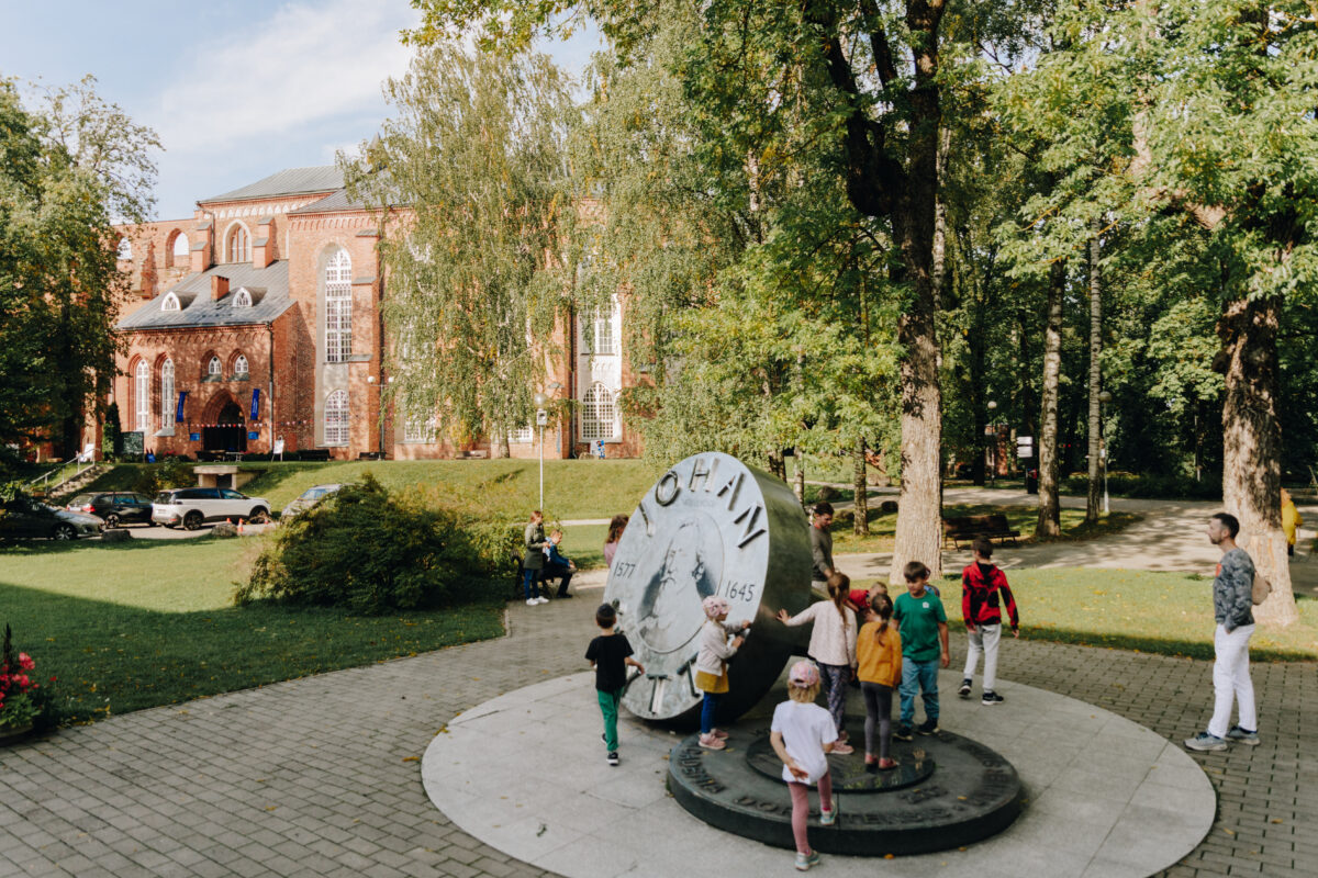 Tartu Ülikooli muuseumi haridusprogrammid – iidsest kunstist astronoomiani