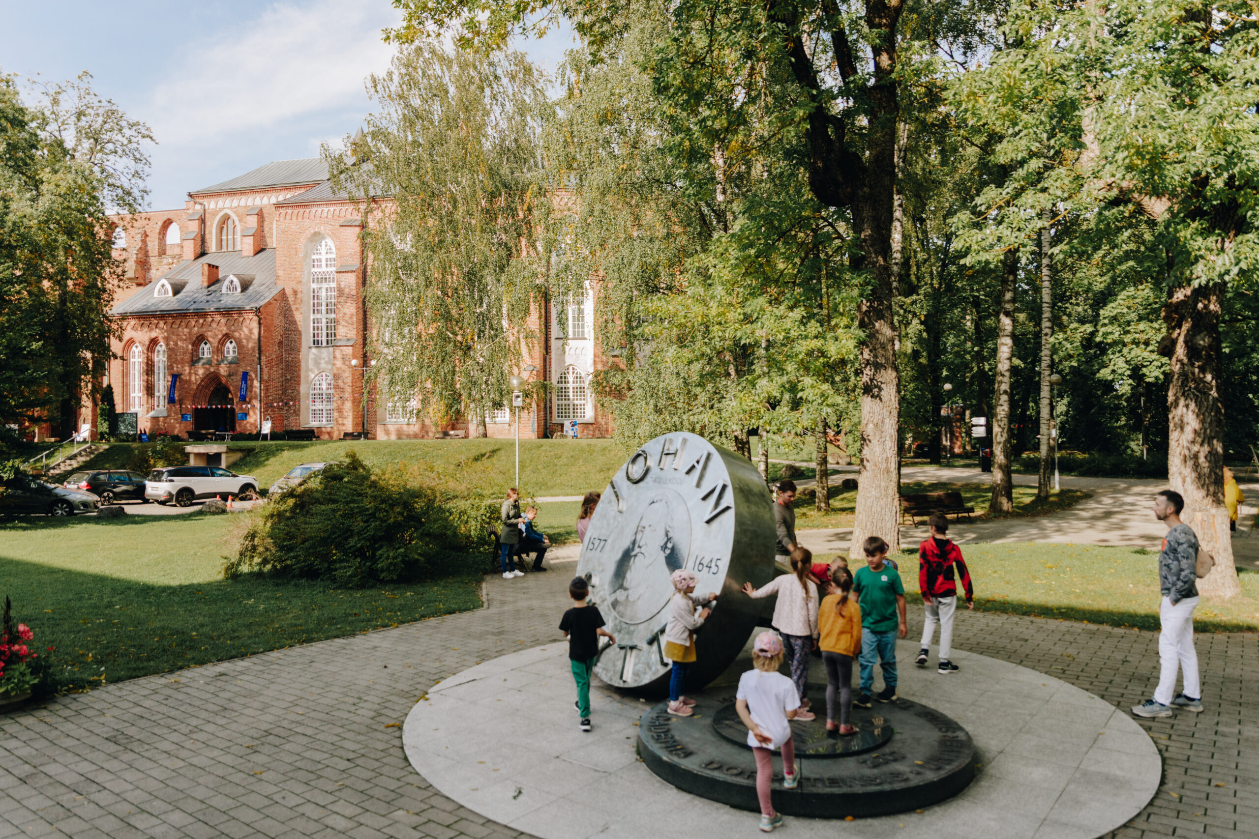 Tartu Ülikooli muuseumi haridusprogrammid – iidsest kunstist astronoomiani