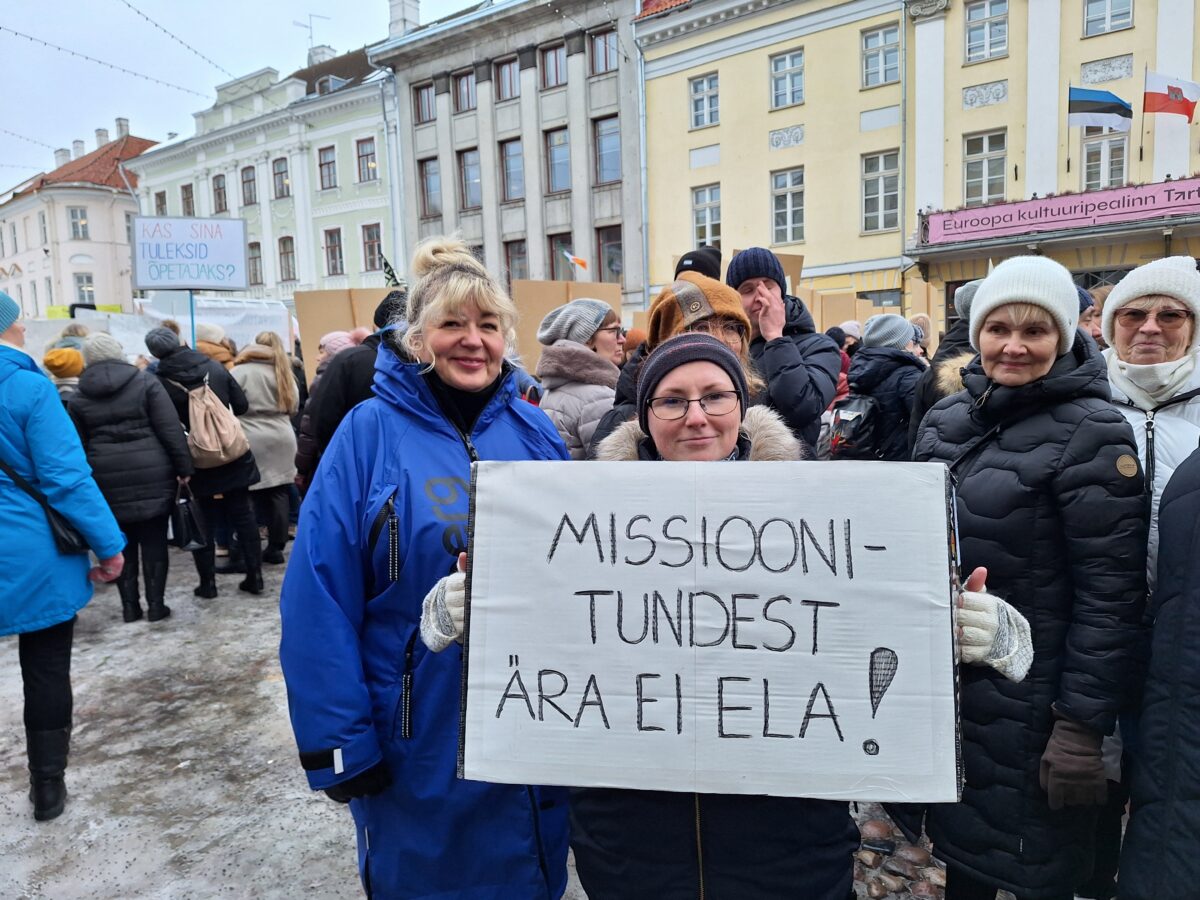 Tartu õpetajad avaldasid Raekoja platsil meelt