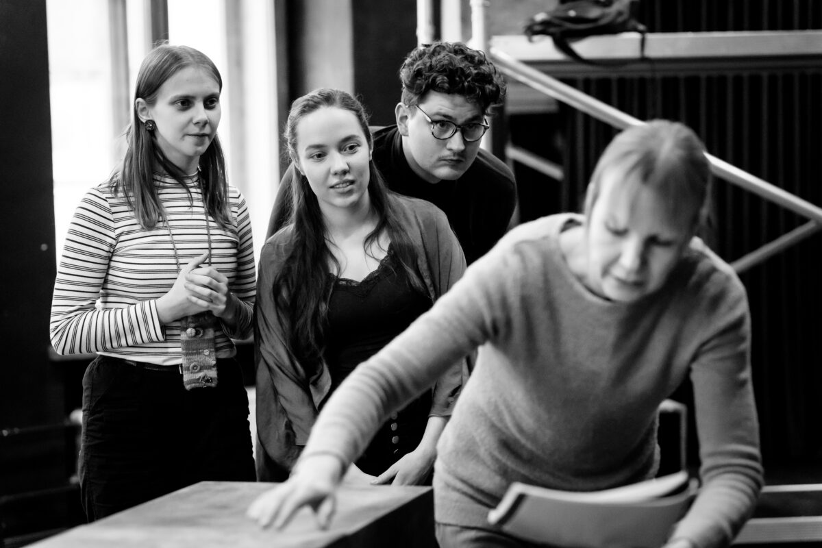 Eesti Noorsooteater tuuritab suvel koguperelavastusega „Lahenduste ministeerium“