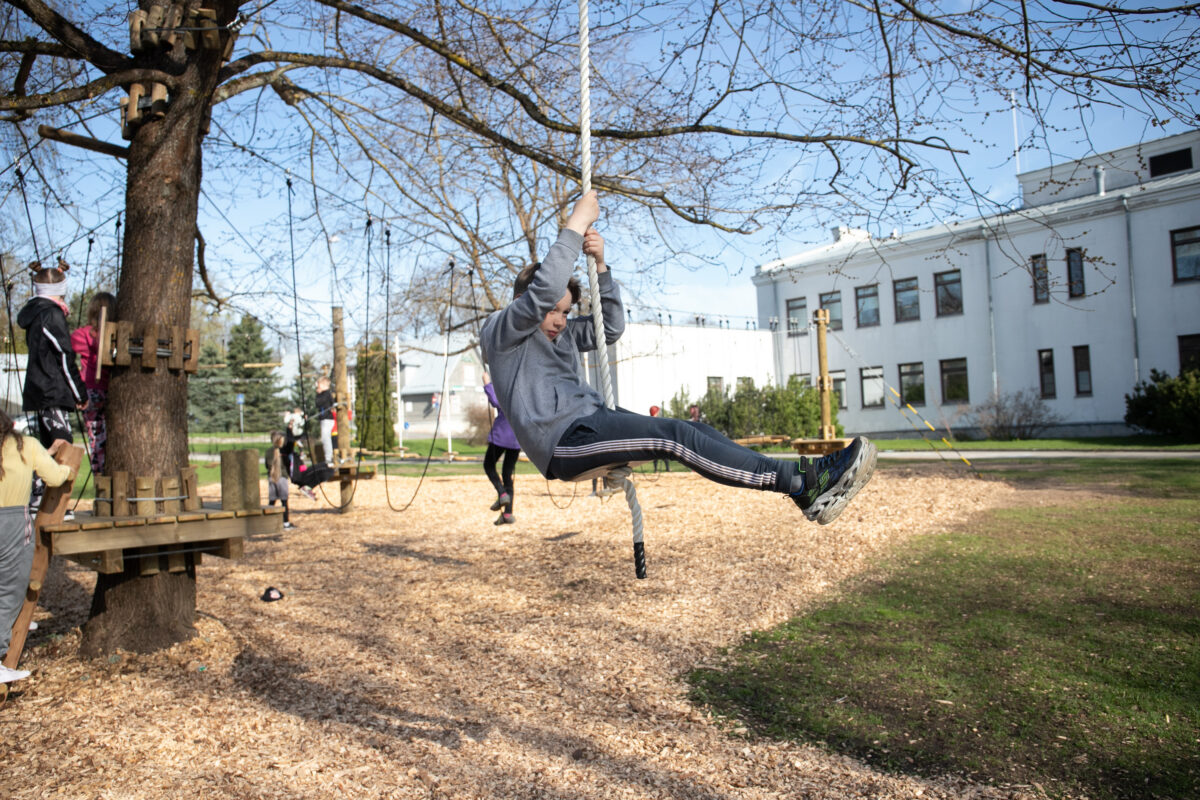 Uuring: Õuevahetund kutsub lapsed liikuma