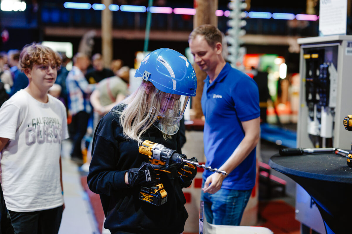 Elektrivaldkonna noortefestival Positron tõmbab noori praktiliste tegevustega