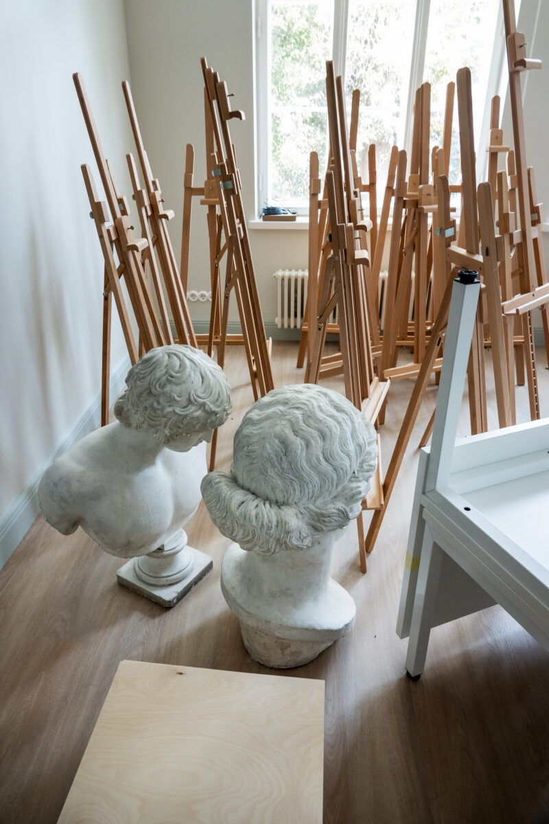 Tallinna Kunstikool: mädanenud molbertitega eluohtlikust hoonest sai aken maailma