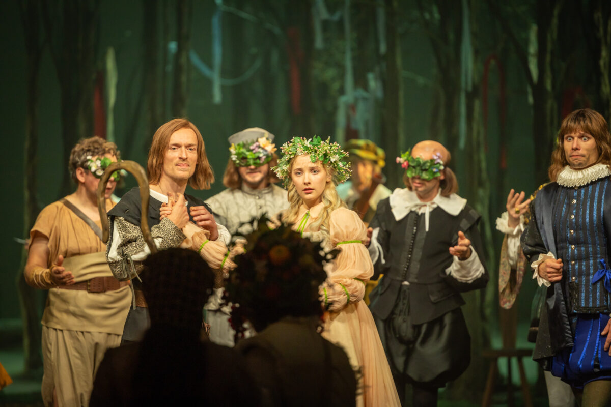 Tallinna Linnateater teeb juubelihooaja alguses kummarduse klassikalisele sõnateatrile