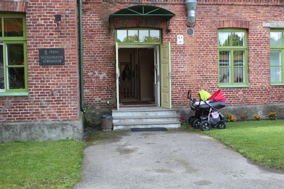 HEV-noored täiskasvanute koolis