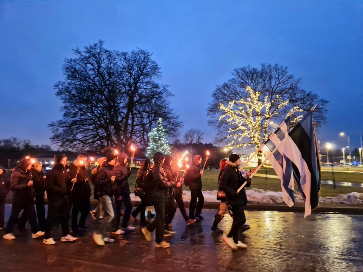 900 last sammus hommikul laternatega kooli poole