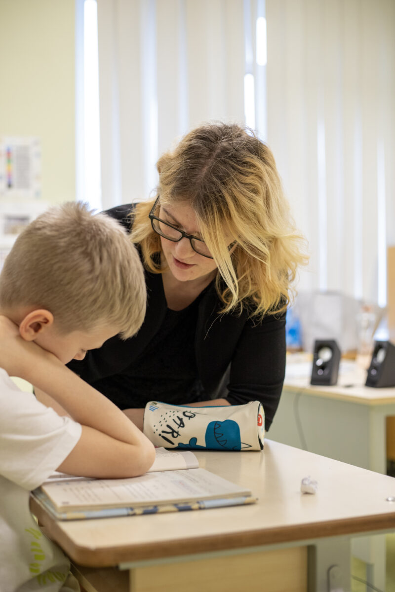 Abiõpetaja – väike valge ingel klassiruumis