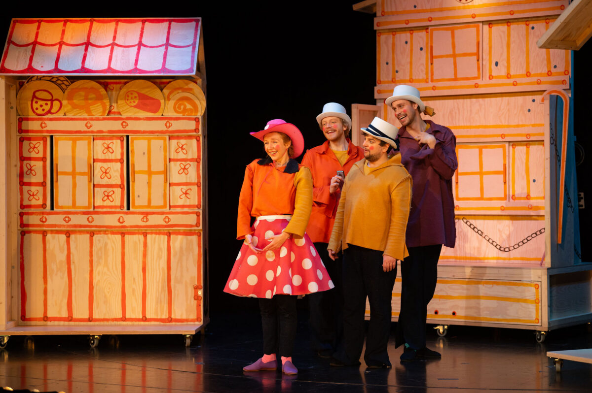 Kuressaare Teater, siin- ja sealpool merd