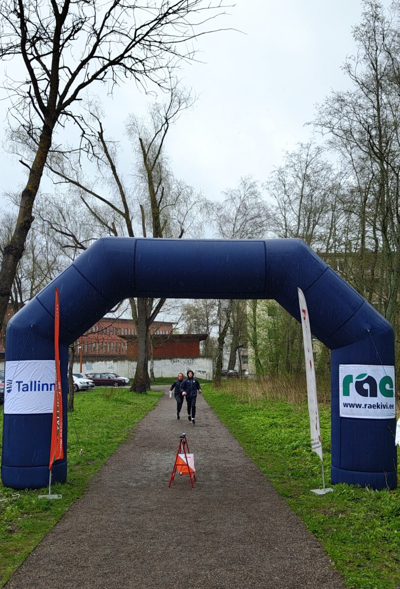 Tallinna koolinoored trotsisid orienteerudes vihma ja tuult