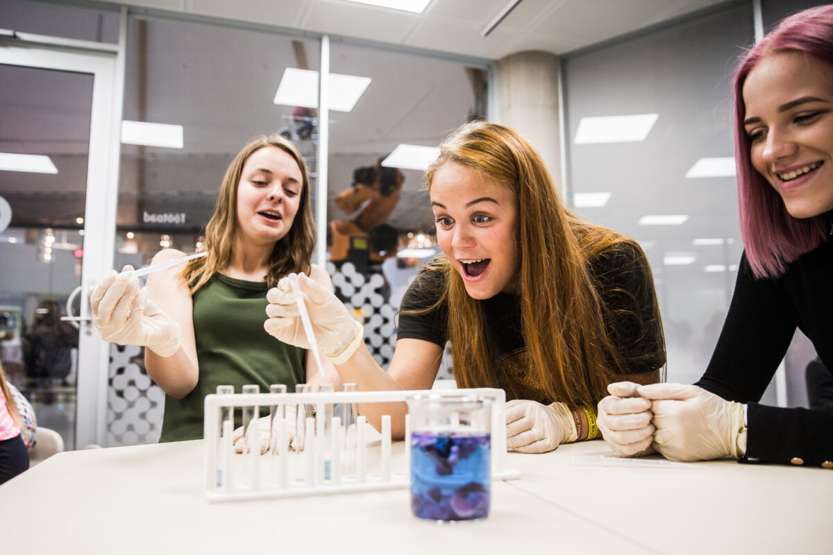 AHHAA kutsub avastama: põnevad õppeprogrammid igale kooliastmele