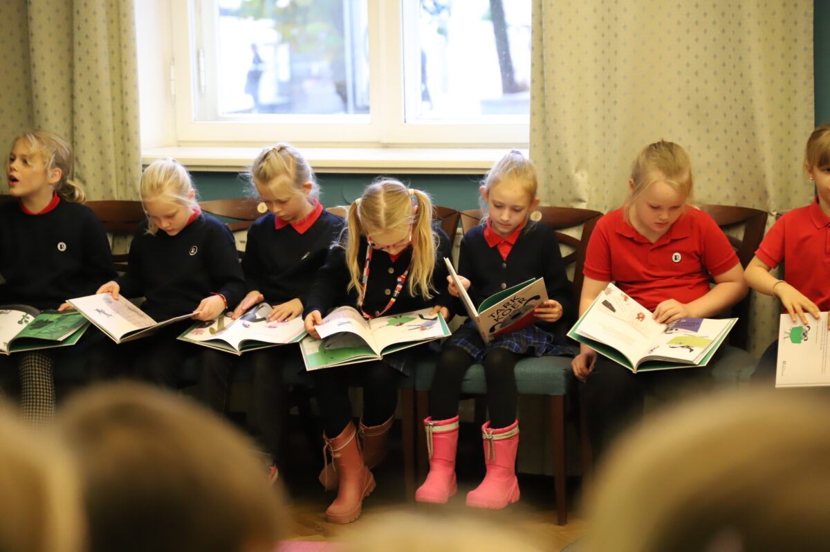 Tallinna raamatukogud kingivad Tallinna 1. klassi õpilastele kinkeraamatu „Tark koer“