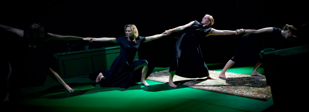 Naised ajatult mustas