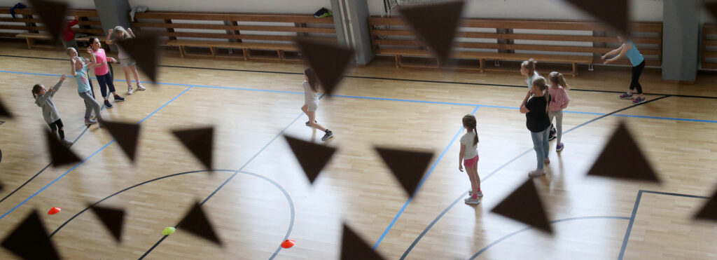 Liikumisõpetus võib muutuda oma keha häbenevale lapsele popitunniks. Kuidas saab õpetaja aidata?