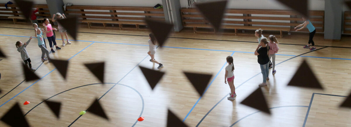 Liikumisõpetus võib muutuda oma keha häbenevale lapsele popitunniks. Kuidas saab õpetaja aidata?