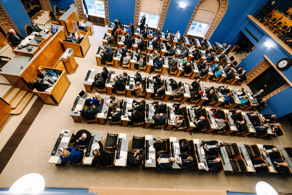 Riigikogu v&otilde;ttis vastu seaduse &otilde;petajate karj&auml;&auml;rimudeli loomiseks