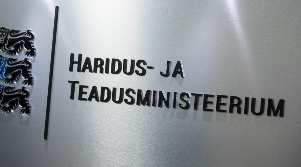 Ministeerium ja koolijuhid: p&otilde;hikooli l&otilde;petamise uus kord rakendub