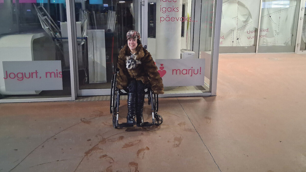 Ratastoolis neiu: &bdquo;Meilt ei tohiks nutitelefone &auml;ra korjata!&ldquo;