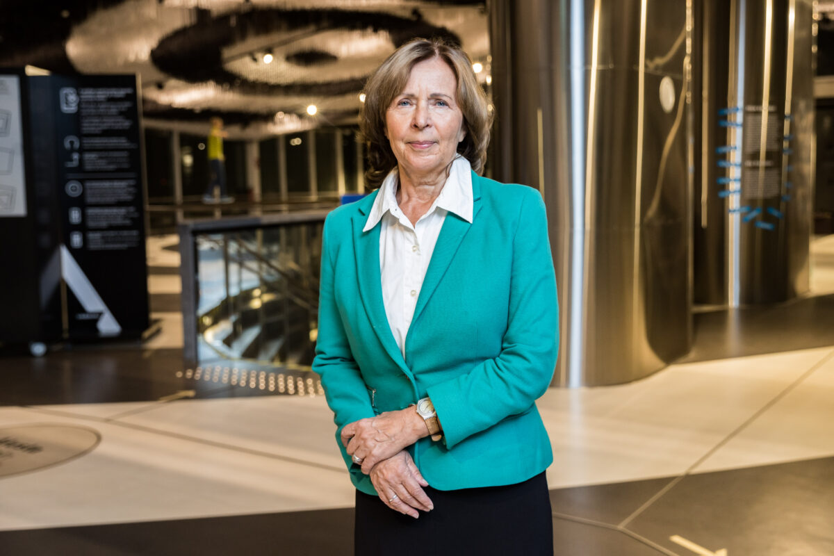 &Otilde;bluke baleriinist politoloog ajab T&scaron;ehhist eesti asja p&otilde;randa alt ja pealt