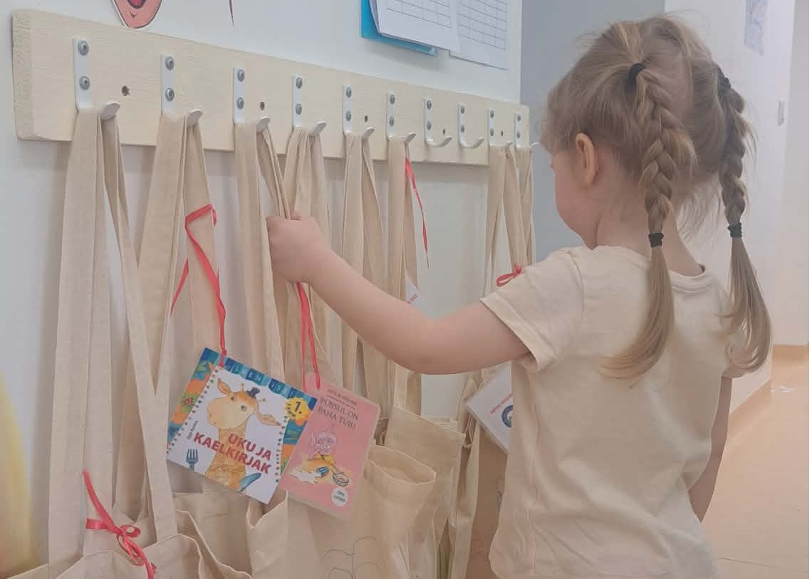 Lugemiskotid toovad Tarvastu lasteaia lapsed lugemise juurde