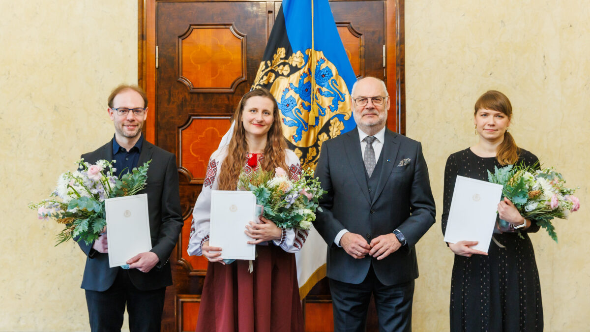 President Alar Karis tunnustas kolme noort teadlast