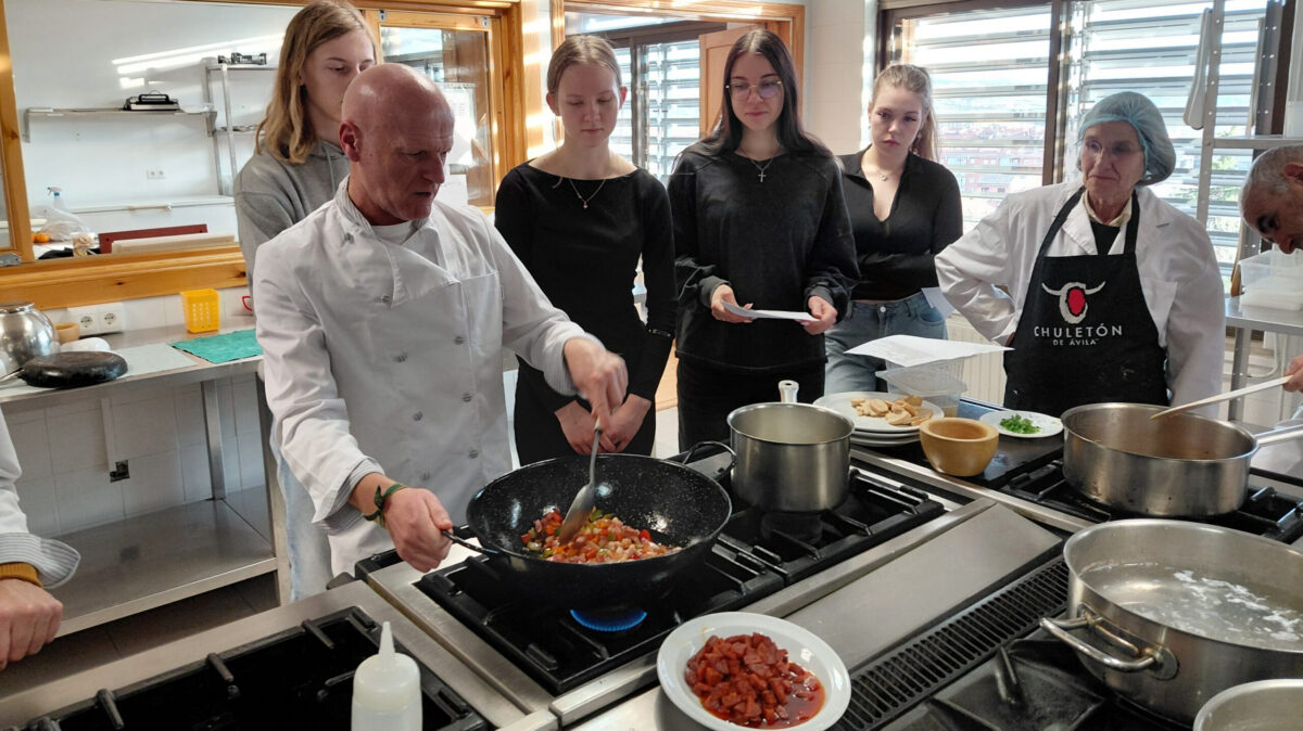 Piire &uuml;letav haridus: Hispaania t&auml;iskasvanute koolikultuur l&auml;bi Eesti &otilde;ppija silmade