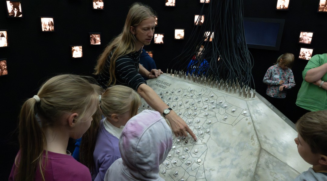 Kultuuriministeerium v&otilde;imaldab 54 000 &otilde;pilasele tasuta kultuurik&uuml;lastuse