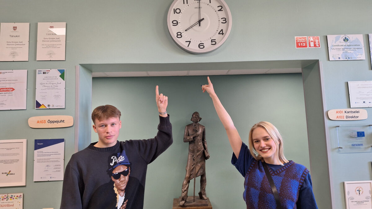 Kella &uuml;heksaks kooli. Mudilastele ja g&uuml;mnasistidele &uuml;he&nbsp;m&otilde;&otilde;dupuuga