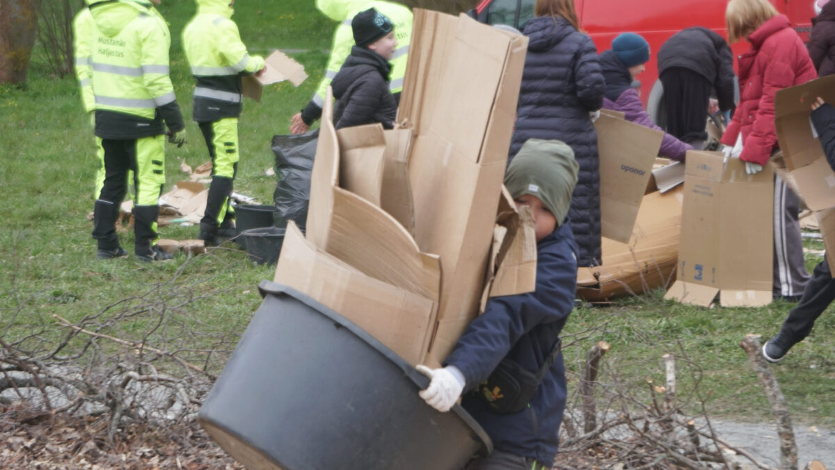 Koolilaste abiga s&uuml;nnib Mustam&auml;e paneelmajade vahel v&auml;rviline oaas