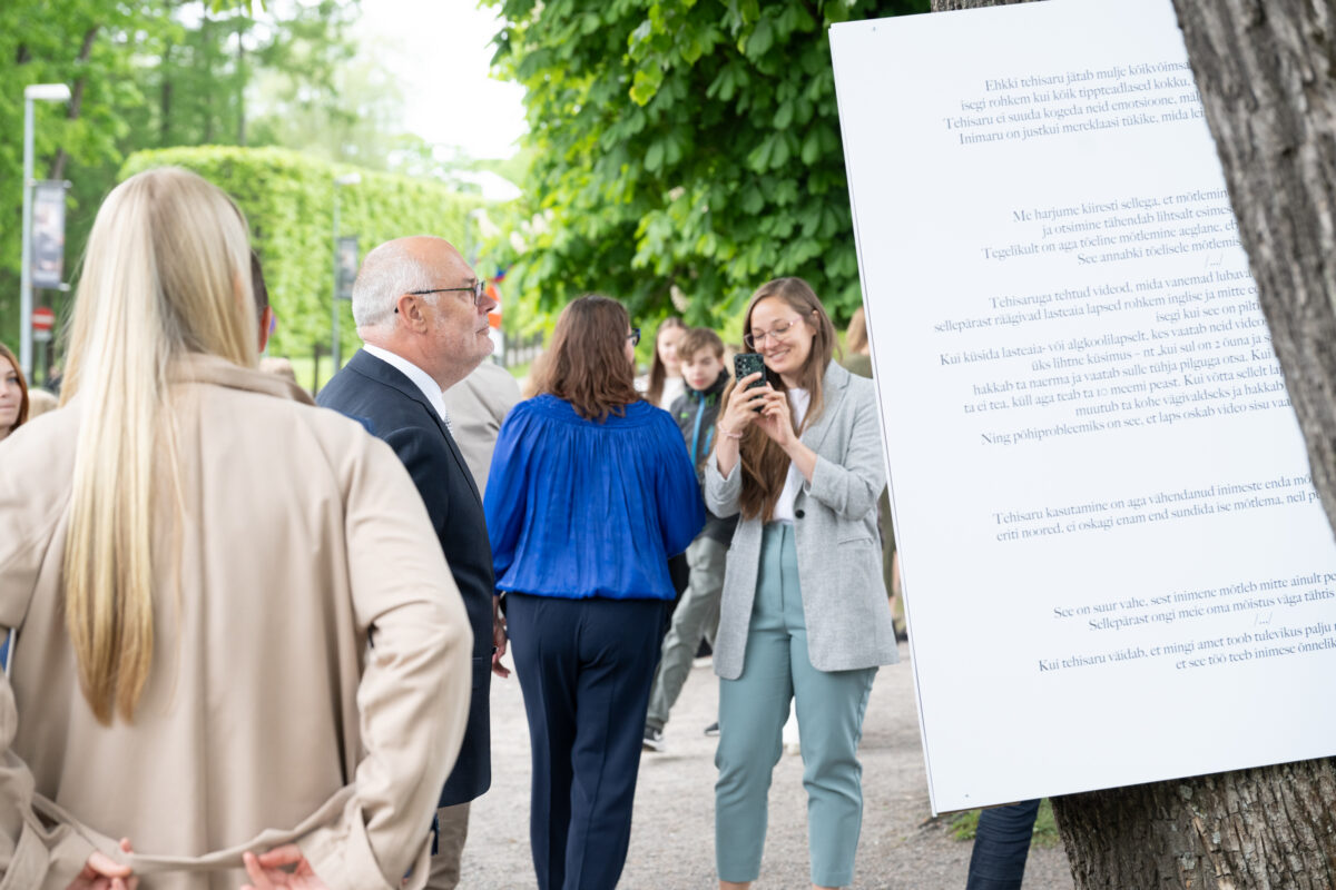 President Karis avas kooli&otilde;pilastega nende m&otilde;tetest v&auml;lin&auml;ituse &bdquo;Milleks meile (tehis)aru?&ldquo;